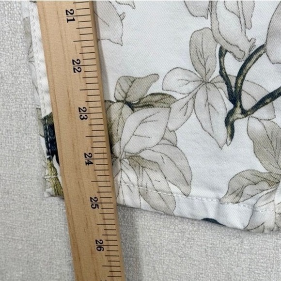 Buffalo David Bitton Floral Print White Cropped Pants Women's Size 12 - Picture 8 of 11